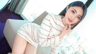 SIRO-5503 Seorang Wanita Cantik Berpakaian Putih